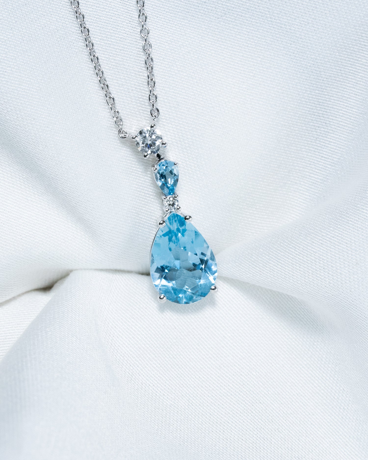 Santa Maria Aquamarine. Diamonds. Lightness