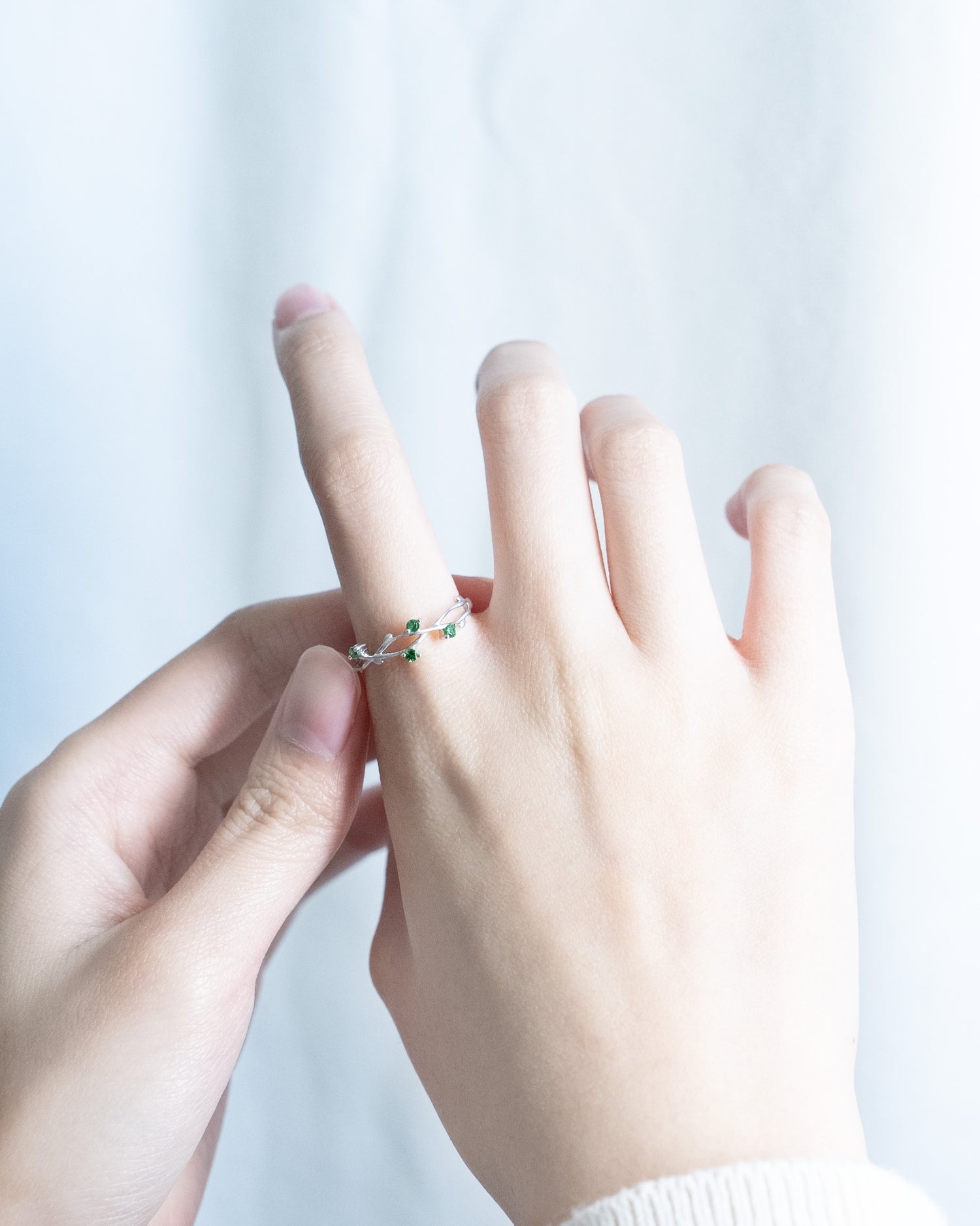 🔥Tsavorite 18K White Gold Vine Ring🌿