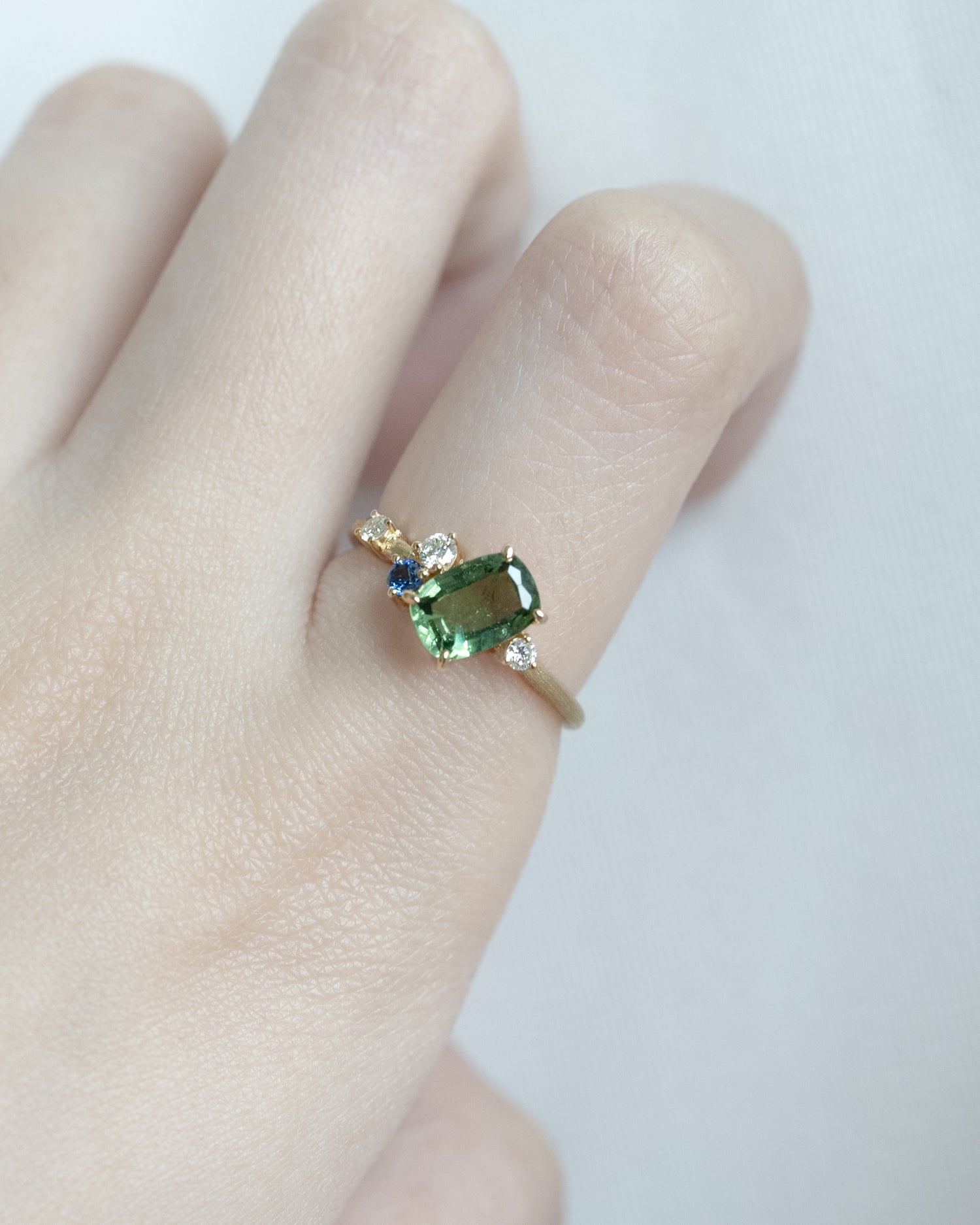 Green Tourmaline x Sapphire ． 18K Gold Asymmetrical Ring