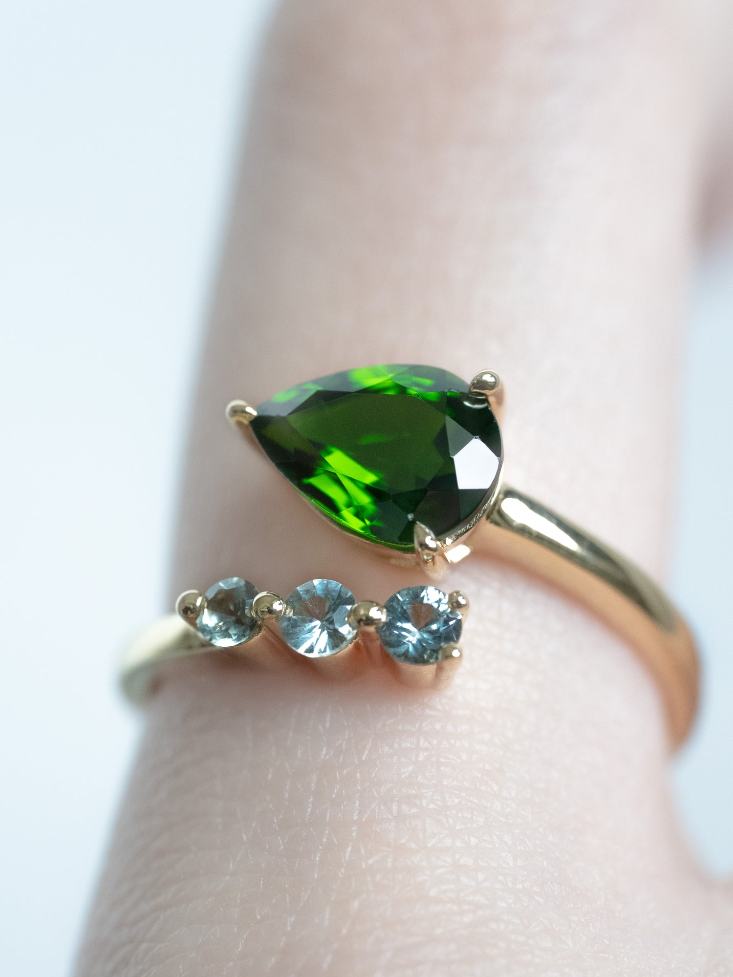 🍀18K gold inlaid with sapphire and green tourmaline - full of temperament and light luxury🌿