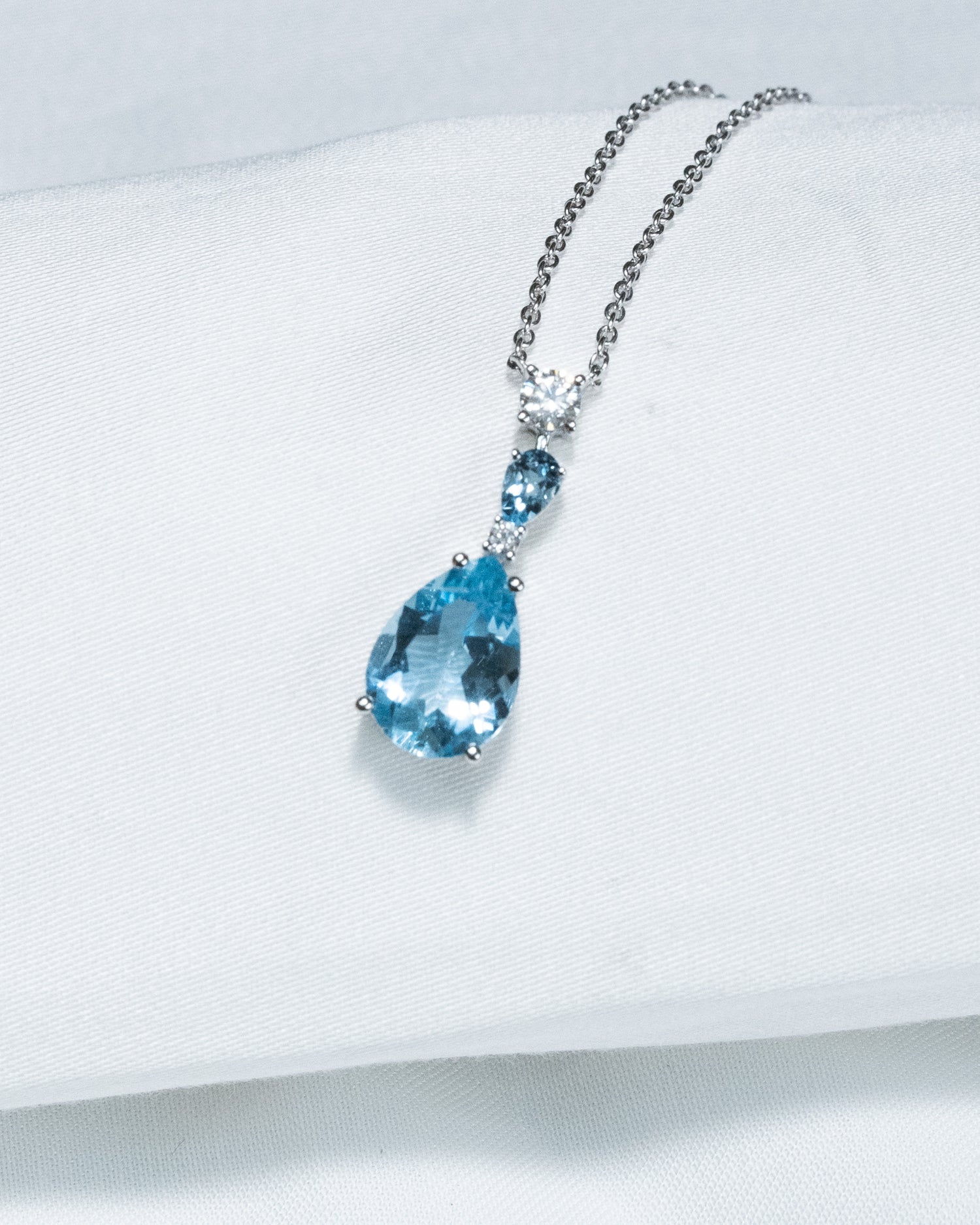 Santa Maria Aquamarine. Diamonds. Lightness